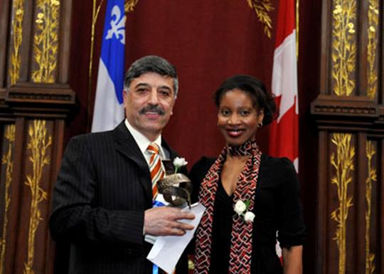 La ministre de lImmigration du Qubec, Yolande James, remet le prix Charles Biddle au professeur Masoud Farzaneh.